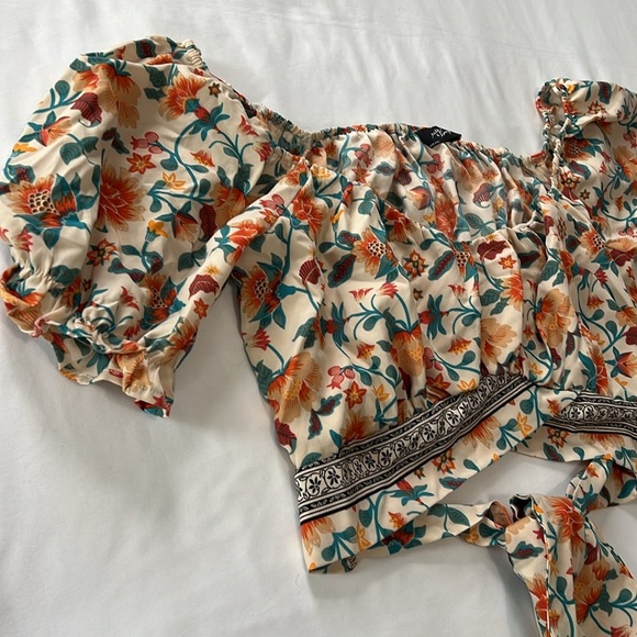 Milk & Honey Cropped Boho Floral Print Tie Back Peasant Blouse - Picture 5 of 6